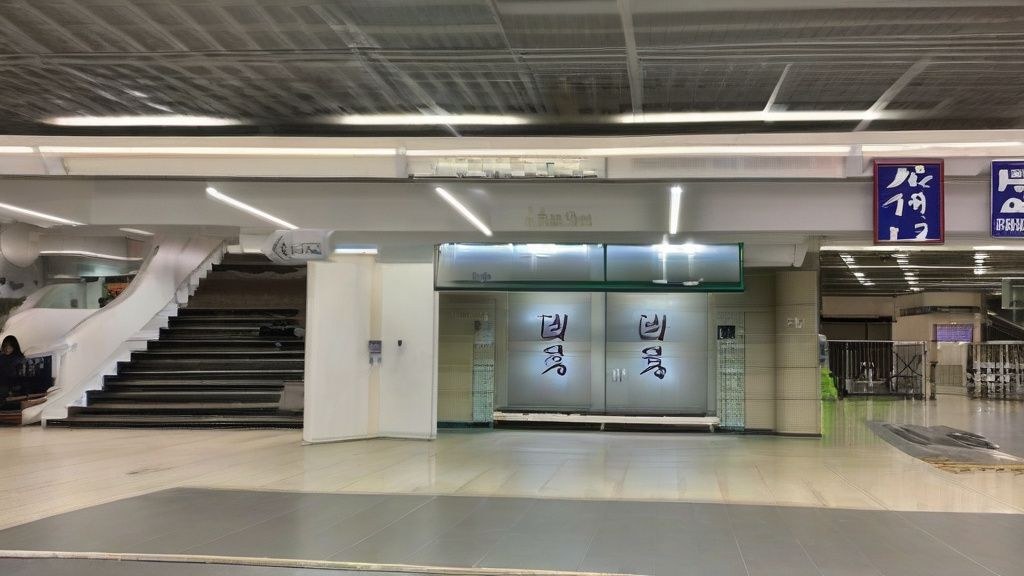 2027년 새벽, 인천국제공항에서 설레는 표정으로 여행을 떠나는 한국인 여행자