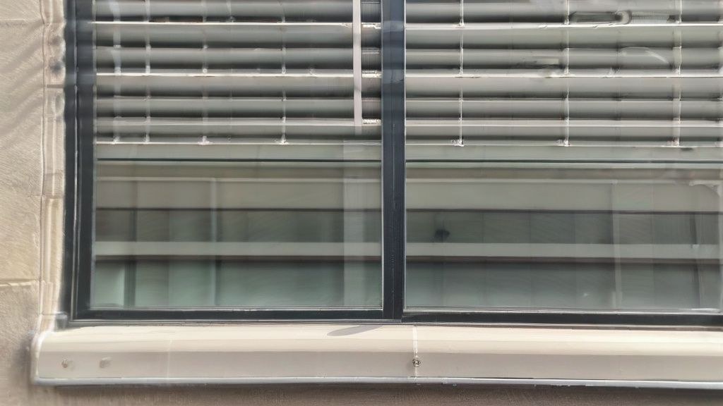 내장산 입구에서 붉은 단풍 터널로 이어지는 길을 걷는 한국인 가족