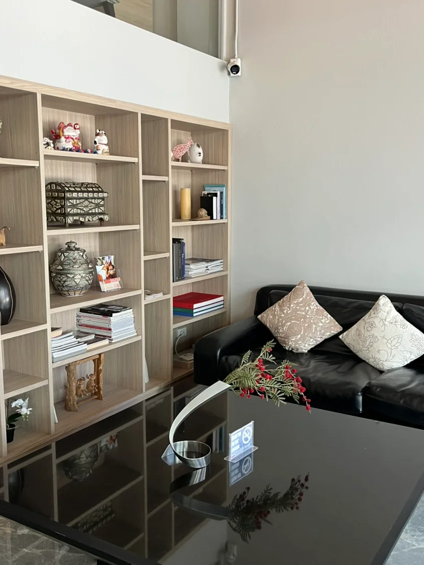 한국의 깔끔하고 모던한 호텔 로비에서 체크인을 기다리는 여행자의 모습과 세련된 인테리어 전경